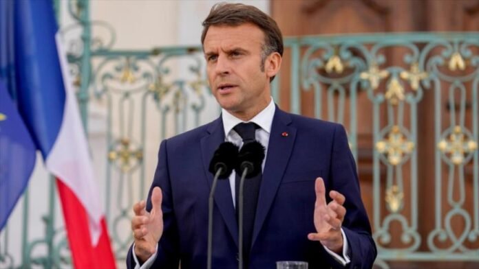 Emmanuel Macron en el Elíseo rechaza gobierno de izquierdas mientras manifestantes del NFP protestan.