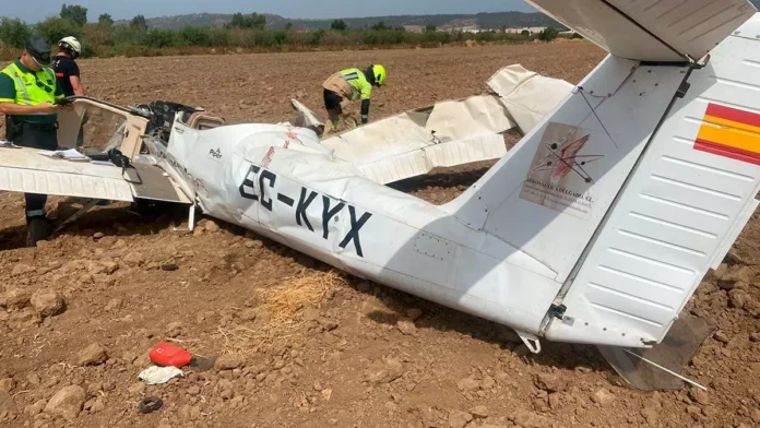 Avioneta accidentada EC-KYX en campo de Córdoba con equipos de emergencia trabajando en la escena del siniestro.