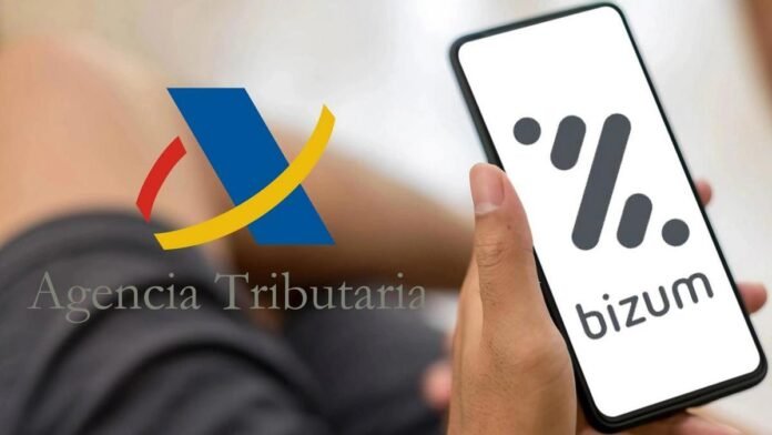 Logo de la Agencia Tributaria junto a smartphone mostrando la aplicación Bizum, ilustrando la vigilancia fiscal de las transacciones digitales.