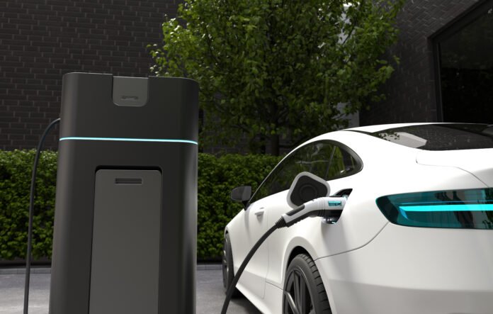 coche eléctrico moderno conectado a un punto de recarga