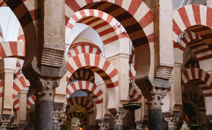 Arcos bicolores y columnas en el interior de la Mezquita-Catedral de Córdoba, ejemplo de arquitectura islámica-cristiana