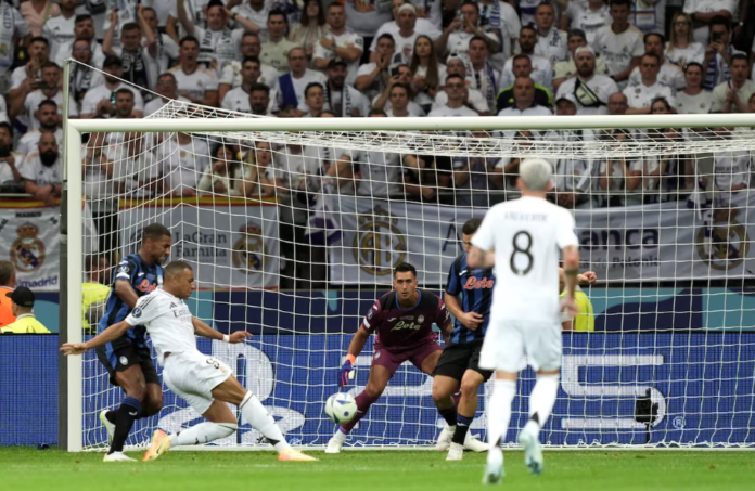 Mbappé, Vinicius y Bellingham celebrando gol del Real Madrid en la Supercopa Massimo Paolone - LAPRESSE