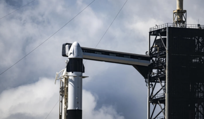 SpaceX aplaza primera caminata espacial privada