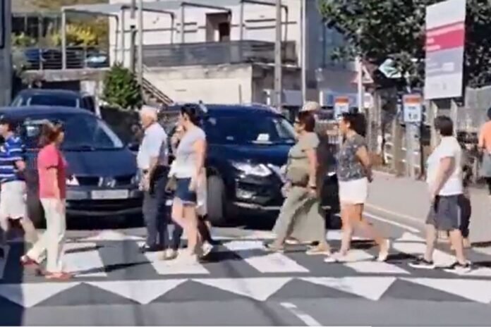 Vecinos toman pasos de cebra contra el turismo masivo en Galicia