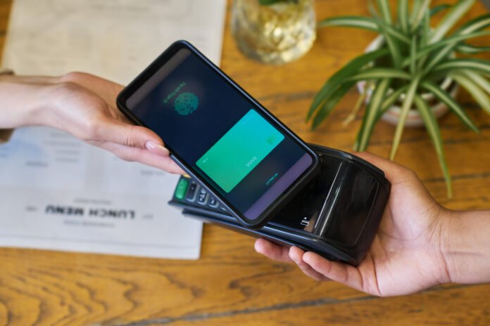 iPhone mostrando múltiples opciones de pago NFC en pantalla