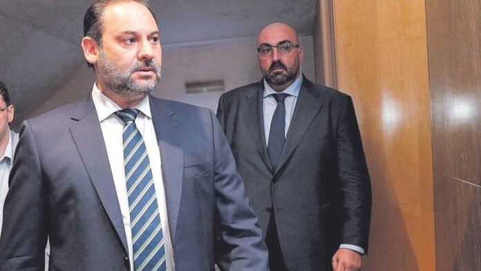 Ex ministro José Luis Ábalos caminando con asesor, implicados en el caso Koldo de corrupción gubernamental