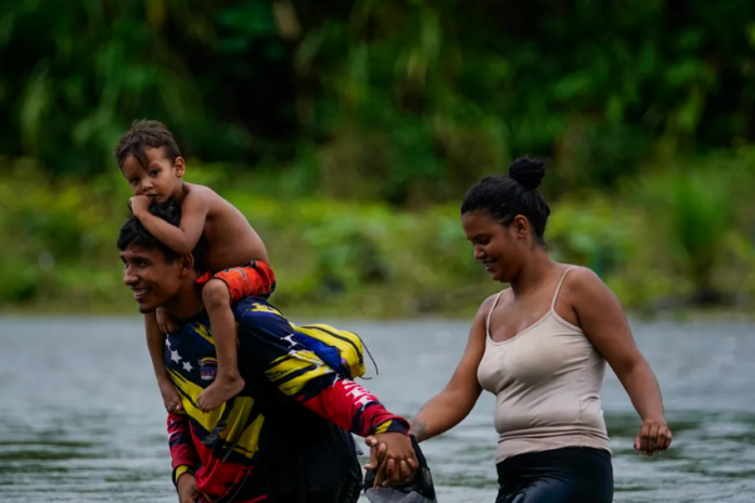 Venezolanos lideran éxodo a través de peligrosa selva entre Colombia y Panamá