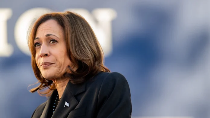 Kamala Harris en un evento público, mostrando una expresión seria y reflexiva