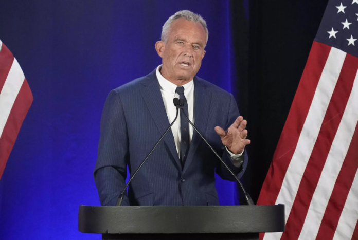 Robert F. Kennedy Jr. anuncia la suspensión de su campaña presidencial y su apoyo a Donald Trump en una conferencia de prensa en Phoenix, Arizona.