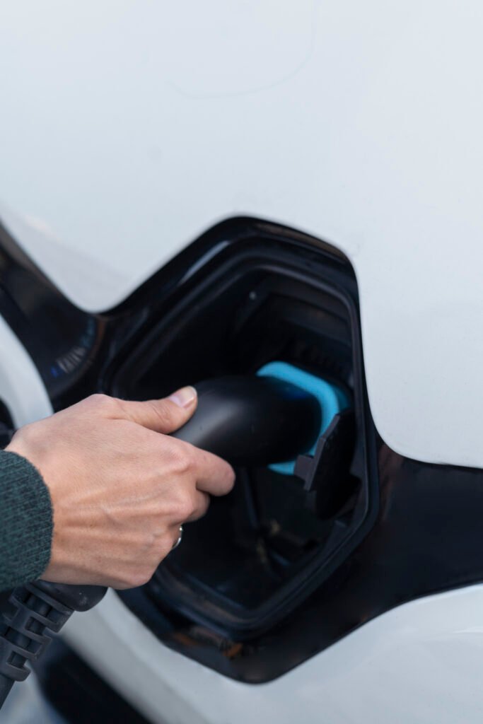 Coche eléctrico cargando en un punto de recarga urbano en España