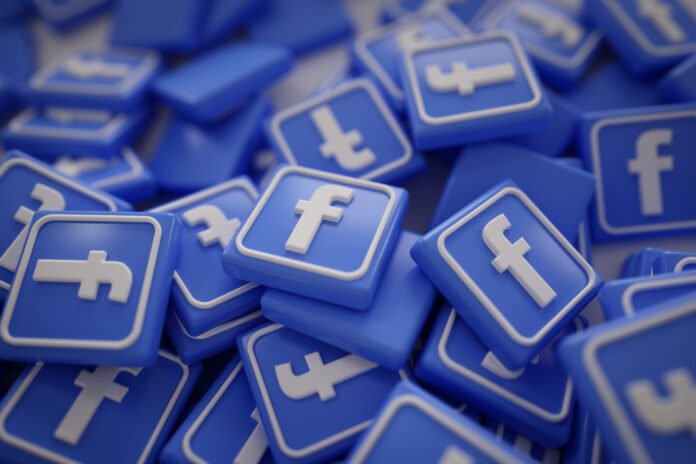 Múltiples iconos tridimensionales de Facebook en azul y blanco apilados aleatoriamente