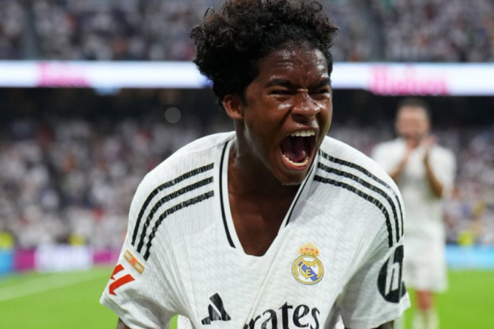 Endrick celebra su primer gol con el Real Madrid en el Santiago Bernabéu.