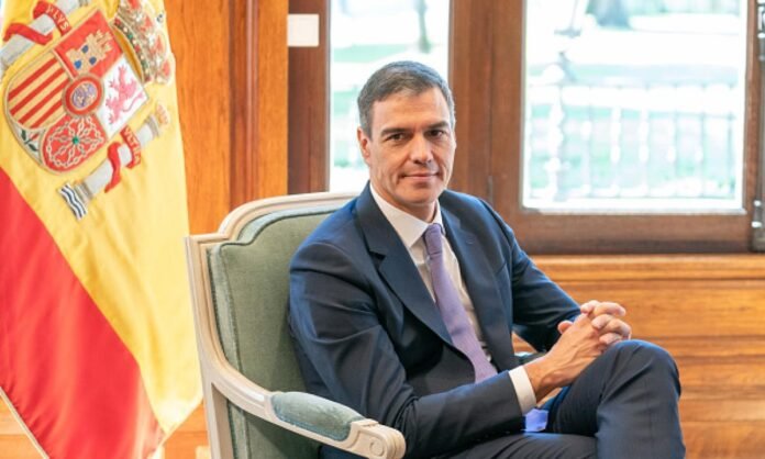 Pedro Sánchez, Presidente del Gobierno de España, sentado en su despacho oficial junto a la bandera española