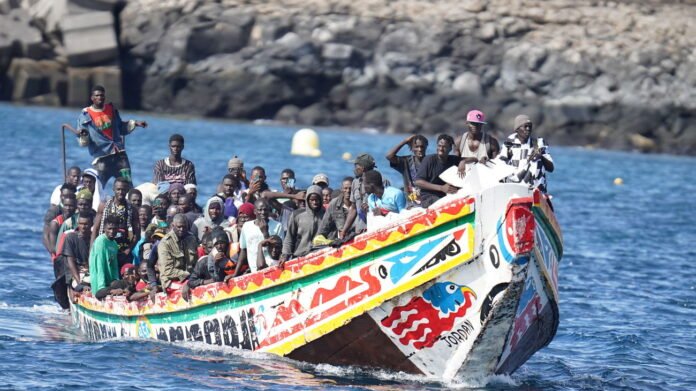 Patera sobrecargada con migrantes africanos llegando a las costas de Canarias en el océano Atlántico