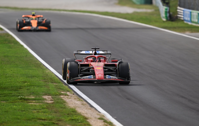 Charles Leclerc celebra su victoria en el GP de Italia 2024 ante el júbilo de los tifosi en las gradas de Monza.