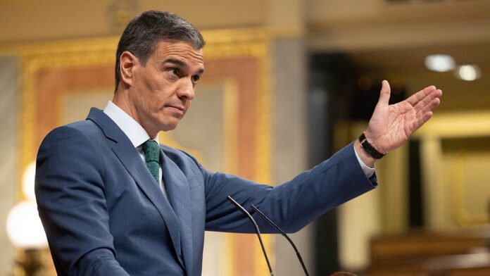 Pedro Sánchez gesticula durante anuncio sobre negociaciones presupuestarias