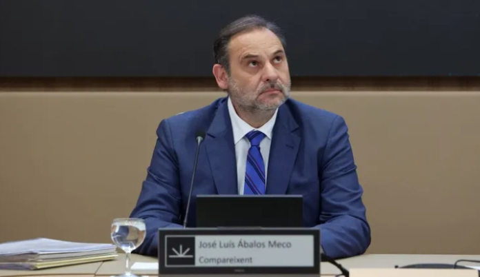 José Luis Ábalos hablando ante micrófonos sobre el caso Koldo y la auditoría de mascarillas