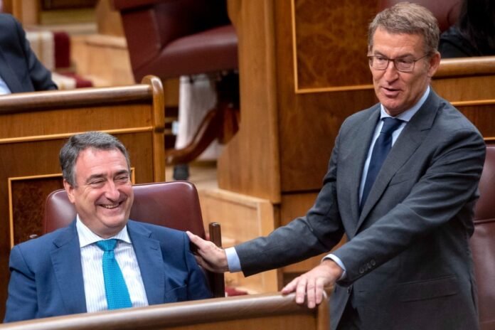 Alberto Núñez Feijóo del PP interactuando amistosamente con Aitor Esteban del PNV en el Congreso de los Diputados