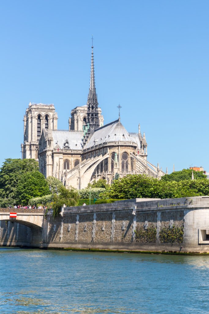 Renacimiento de un ícono: la catedral de París resurge de las cenizas