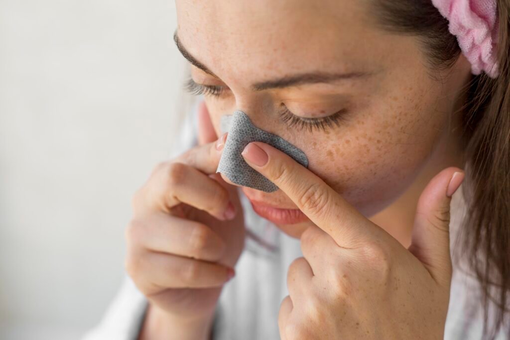 Mujer aplicando compresa nasal para aliviar la congestión