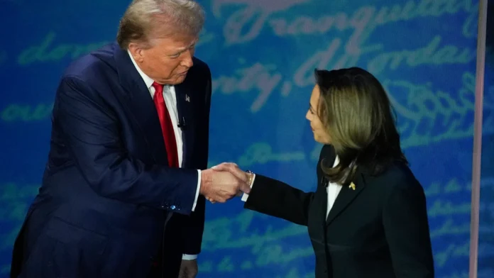 Donald Trump y Kamala Harris se dan la mano en el escenario del debate presidencial 2024