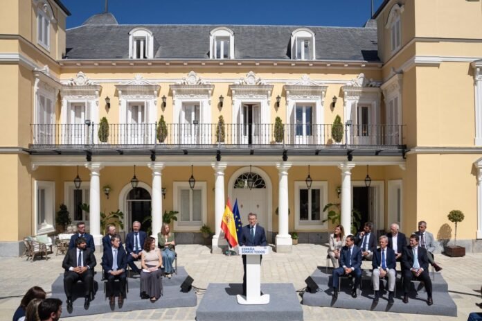 Alberto Núñez Feijóo y líderes del PP en rueda de prensa en el Palacete de los Duques de Pastrana