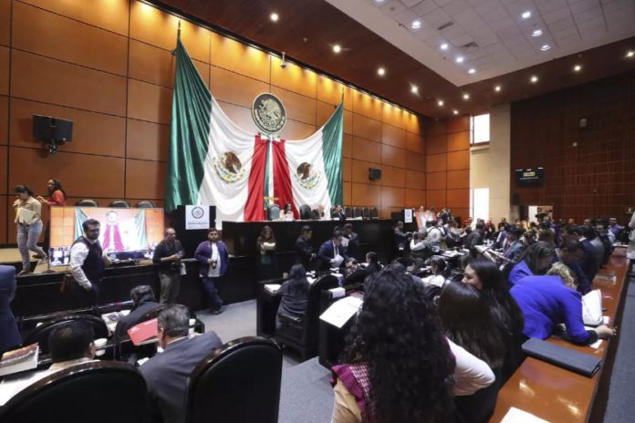 Fotografía cedida por la Cámara de Diputados de legisladores durante una sesión de la Comisión de Puntos Constitucionales el lunes 26 de agosto, en la Ciudad de México, México. © Cámara de Diputados de México/Vía EFE