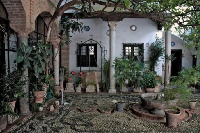 Patio tradicional cordobés con arcos y plantas donde se desarrollan historias de fantasmas