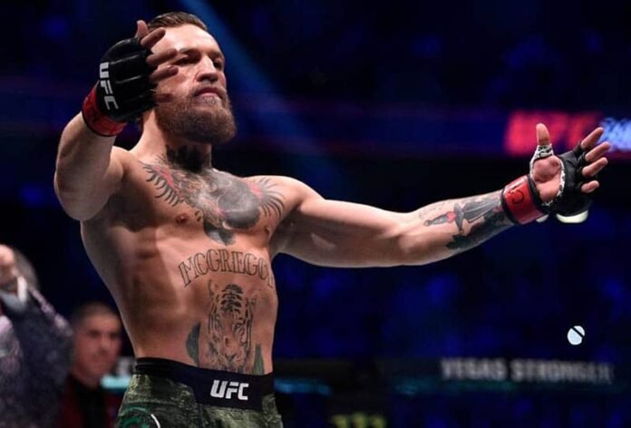 Conor McGregor en pose de combate durante un evento de UFC