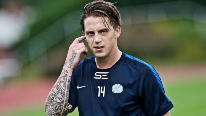 Nicki Bille, exjugador del Villarreal, con expresión seria durante un entrenamiento