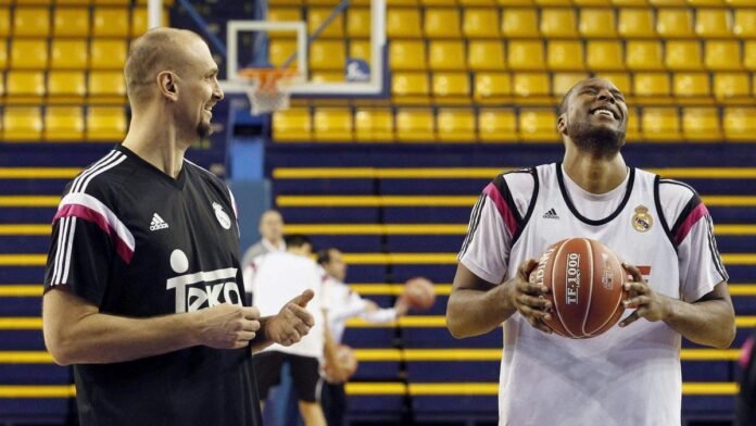 Jugadores del Real Madrid de baloncesto entrenando en el pabellón