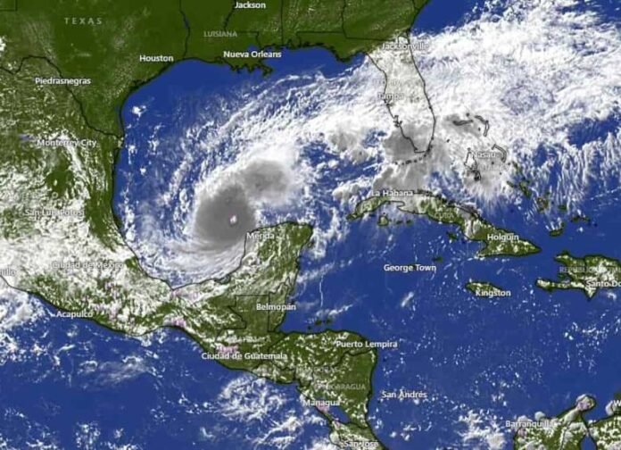 Imagen satelital del huracán Milton avanzando por el Golfo de México hacia Florida