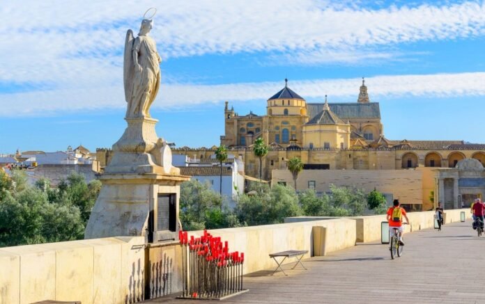 Monumental Triunfo de San Rafael situado en el puente romano de Córdoba-