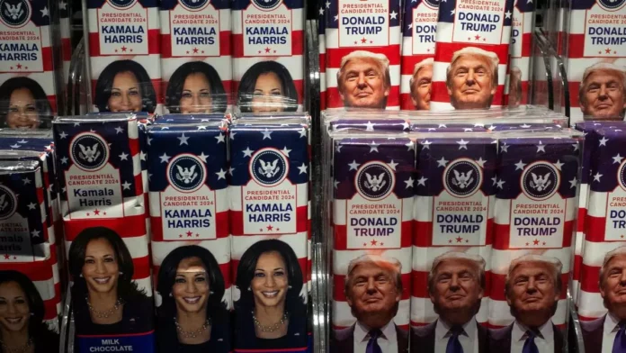 Productos de campaña electoral mostrando imágenes de los candidatos presidenciales Kamala Harris y Donald Trump para las elecciones 2024