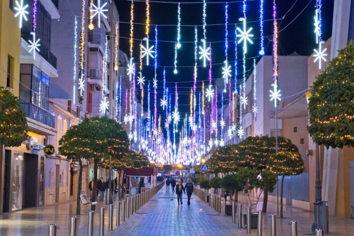 Calle comercial de Puente Genil iluminada con espectaculares luces LED navideñas y estrellas luminosas