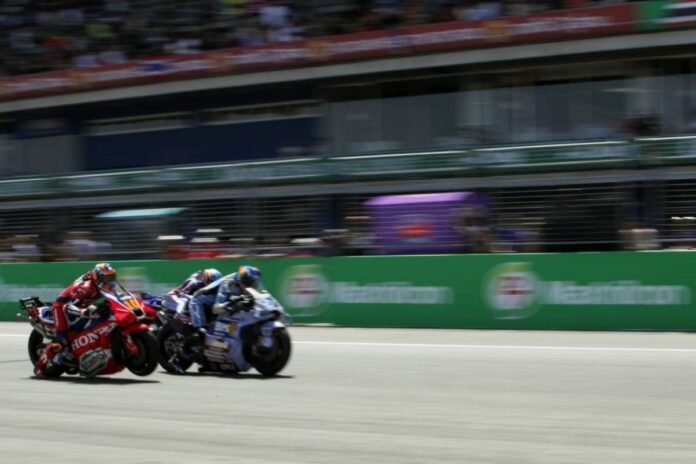 Hermanos Márquez dominando en la pista de MotoGP en Tailandia